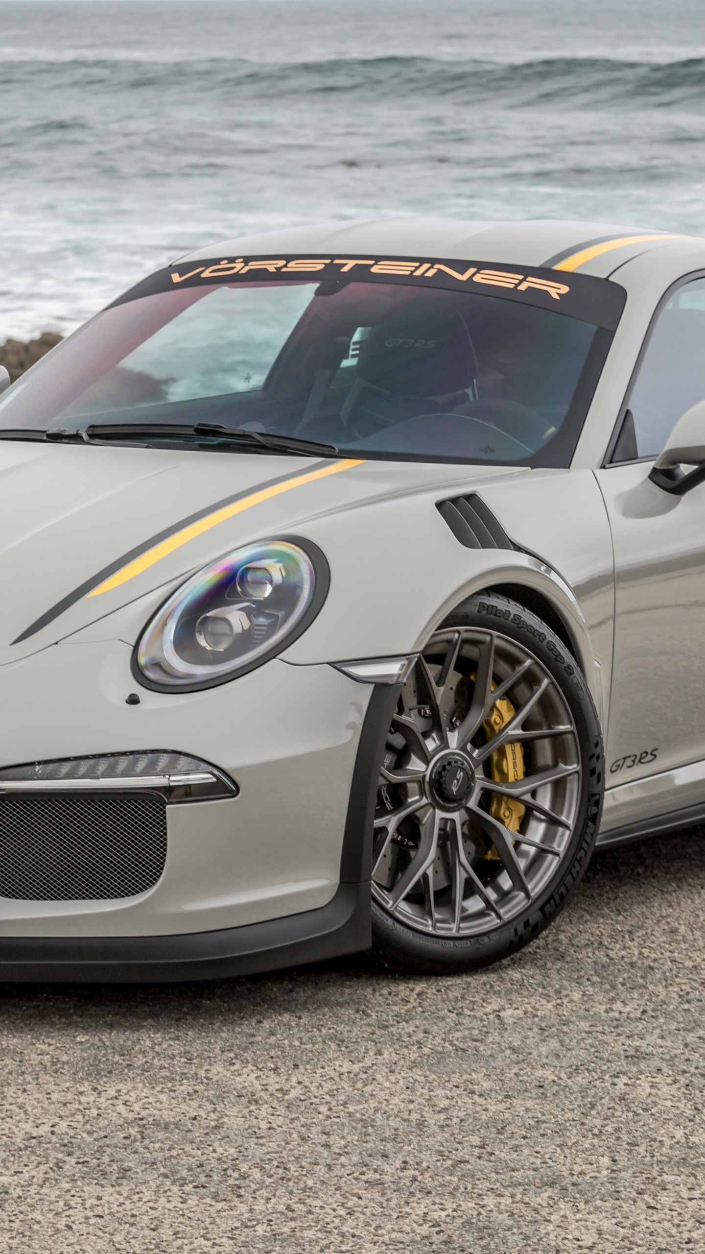 Mercedes Benz Coupé Blanc Sur Sable Gris Pendant la Journée. Wallpaper in 1440x2560 Resolution