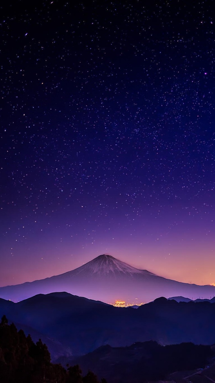 Silhouette de Montagnes Sous Ciel Bleu Pendant la Nuit. Wallpaper in 720x1280 Resolution