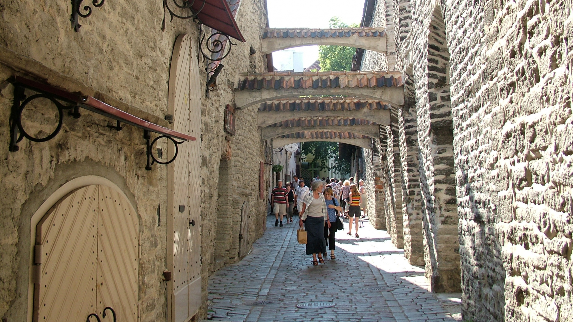 People Walking on Sidewalk During Daytime. Wallpaper in 1920x1080 Resolution