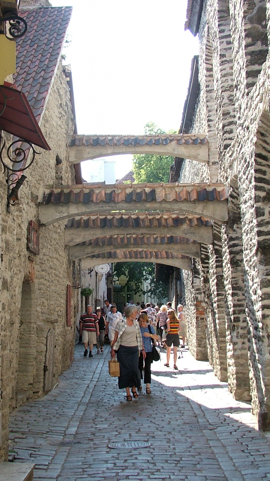 Leute, Die Tagsüber Auf Dem Bürgersteig Gehen. Wallpaper in 1080x1920 Resolution