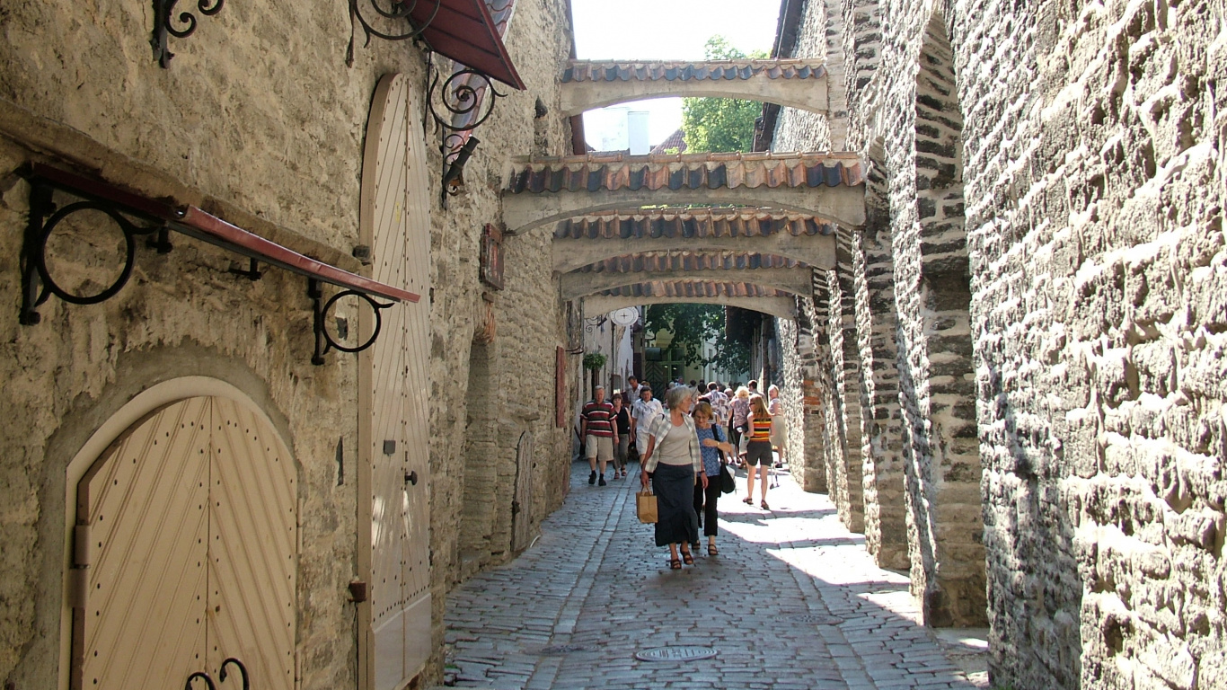 Leute, Die Tagsüber Auf Dem Bürgersteig Gehen. Wallpaper in 1366x768 Resolution