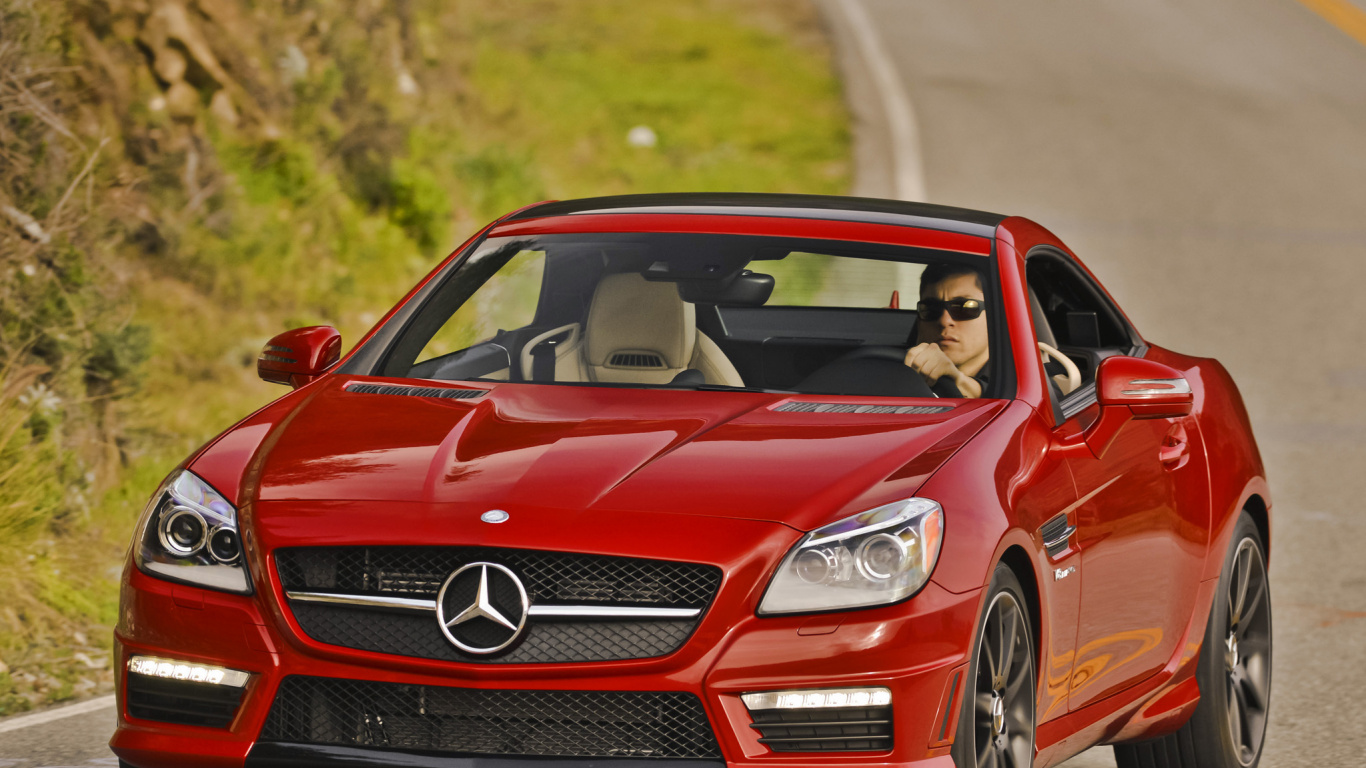 Mercedes Benz Coupe Rojo en la Carretera Durante el Día. Wallpaper in 1366x768 Resolution