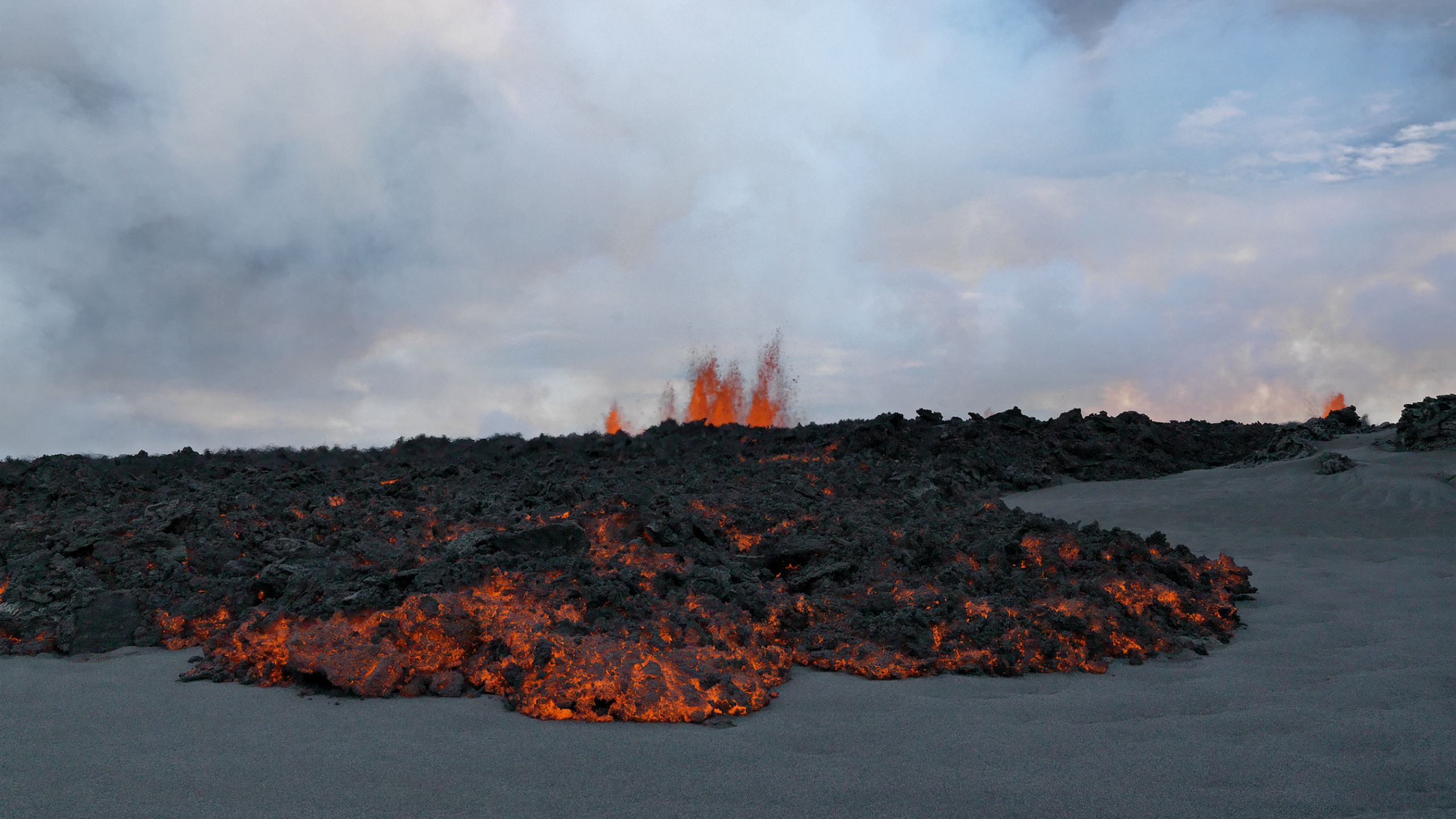 熔岩, 地貌, 大海, 火山的地貌, 天空 壁纸 2560x1440 允许