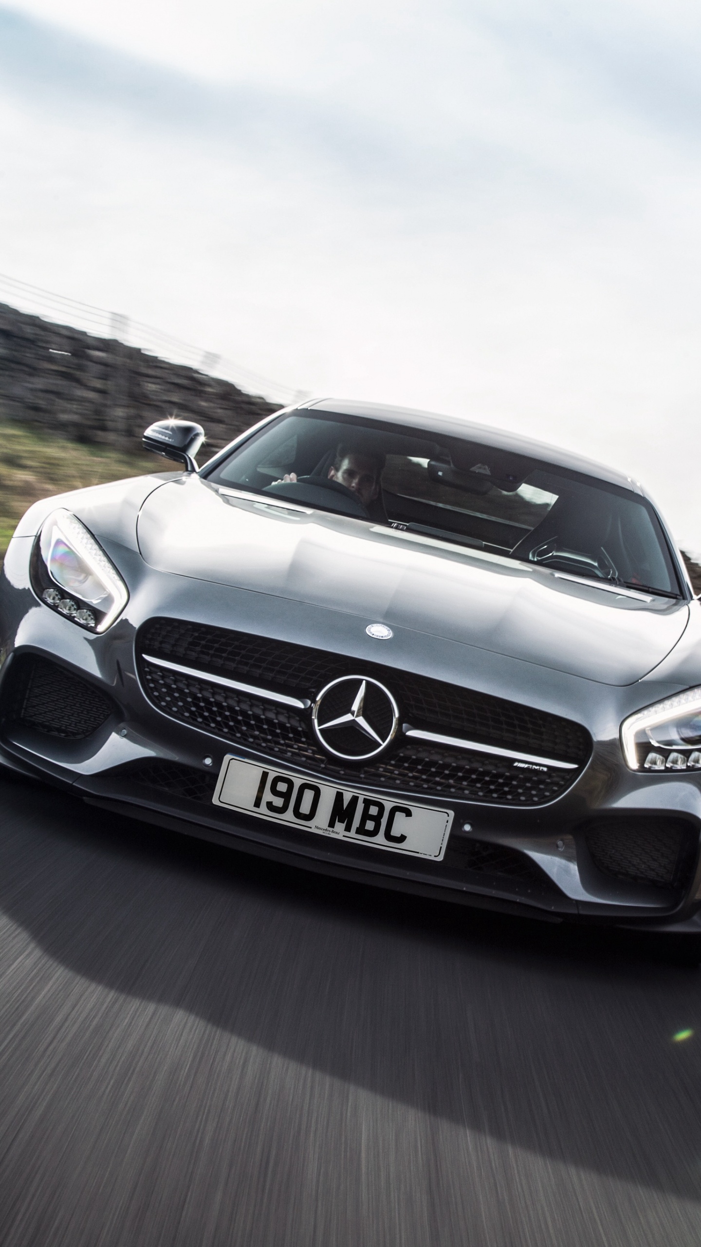 Silbernes Mercedes Benz Auto Tagsüber Unterwegs Car. Wallpaper in 1440x2560 Resolution