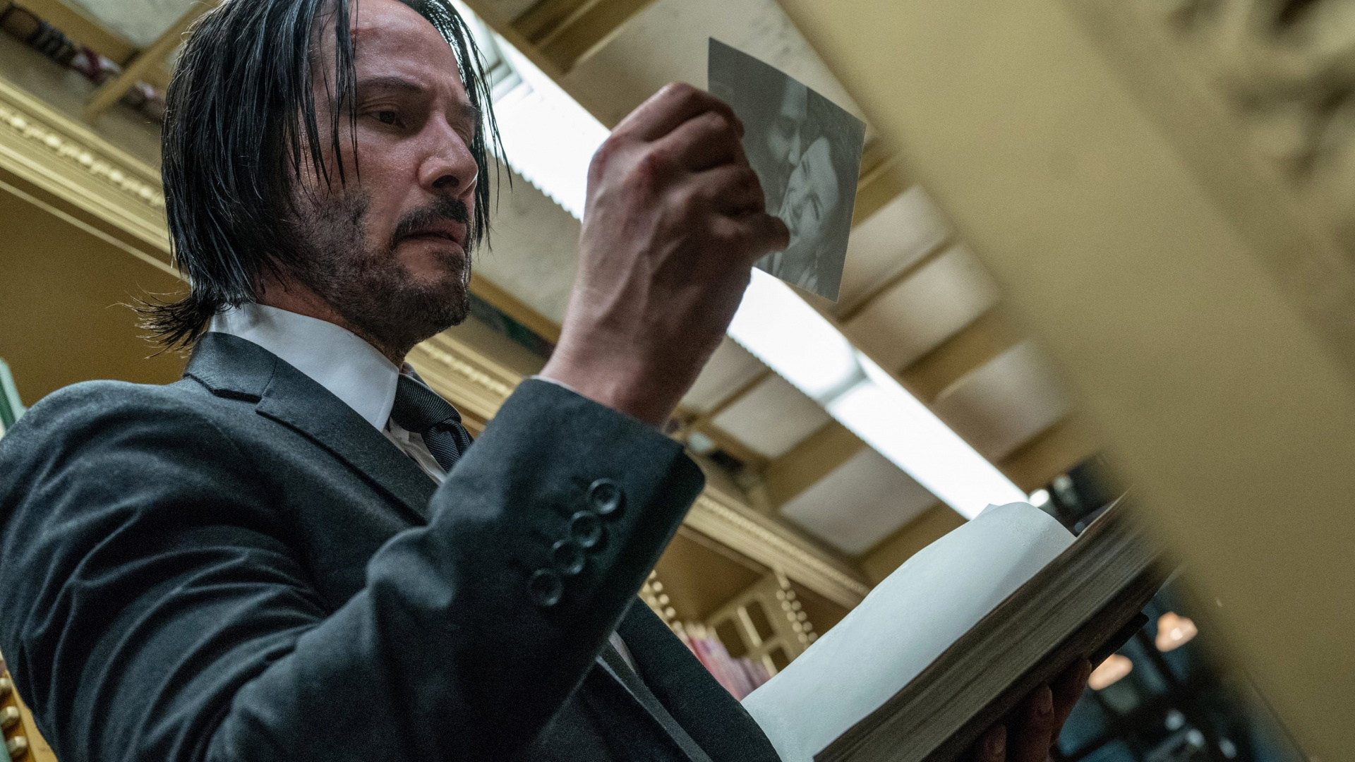 Mann im Schwarzen Anzug Mit Weißem Papier. Wallpaper in 1920x1080 Resolution