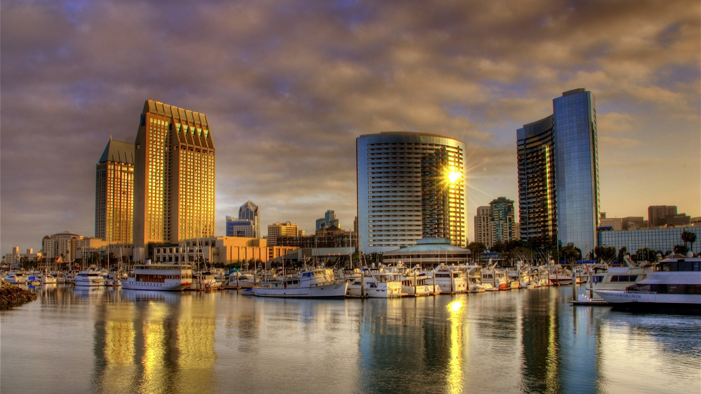 Bateau Blanc et Marron Sur un Plan D'eau Près Des Bâtiments de la Ville Pendant la Nuit. Wallpaper in 1366x768 Resolution
