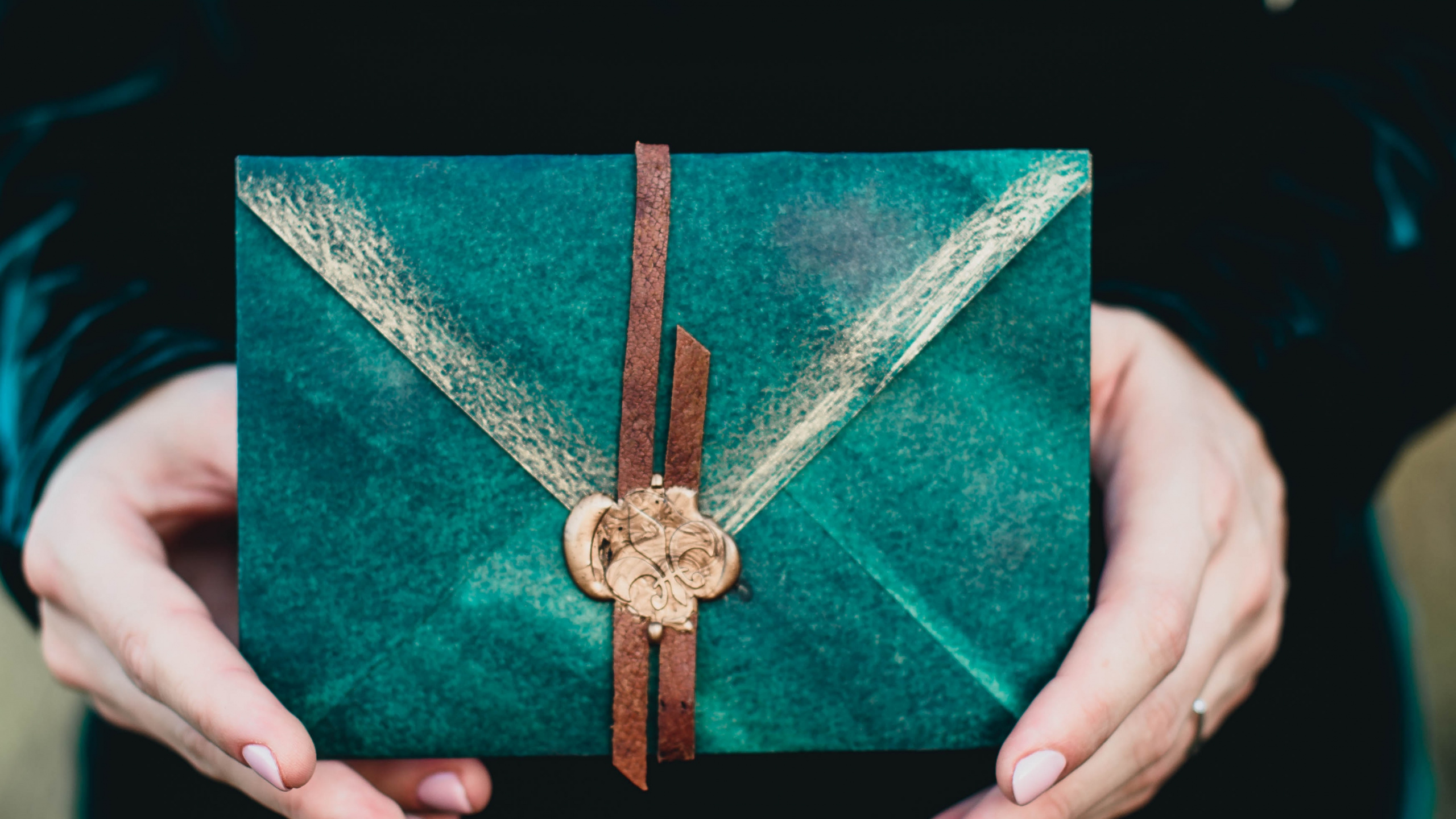 Person Mit Rotem Und Goldenem Kreuz. Wallpaper in 2560x1440 Resolution