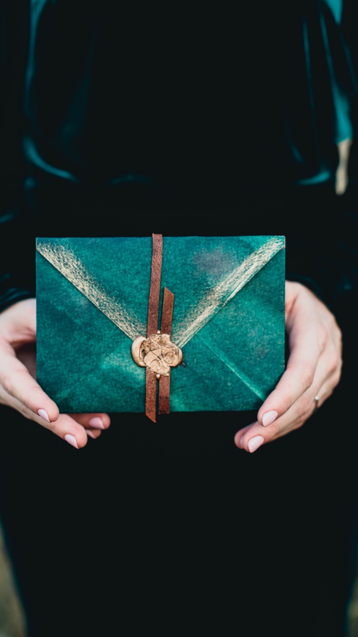 Person Mit Rotem Und Goldenem Kreuz. Wallpaper in 720x1280 Resolution