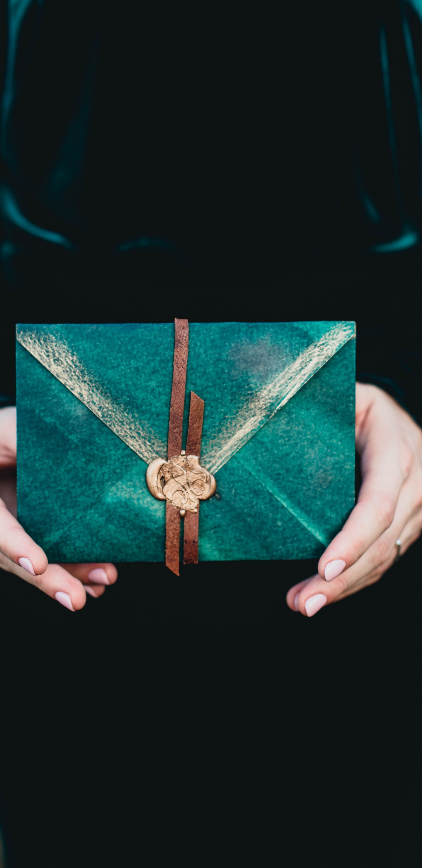 Persona Sosteniendo Una Cruz Roja y Dorada. Wallpaper in 1440x2960 Resolution