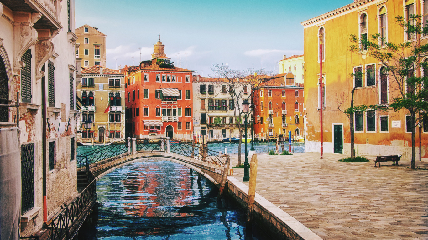 Bâtiment en Béton Brun Près de la Rivière Pendant la Journée. Wallpaper in 1366x768 Resolution