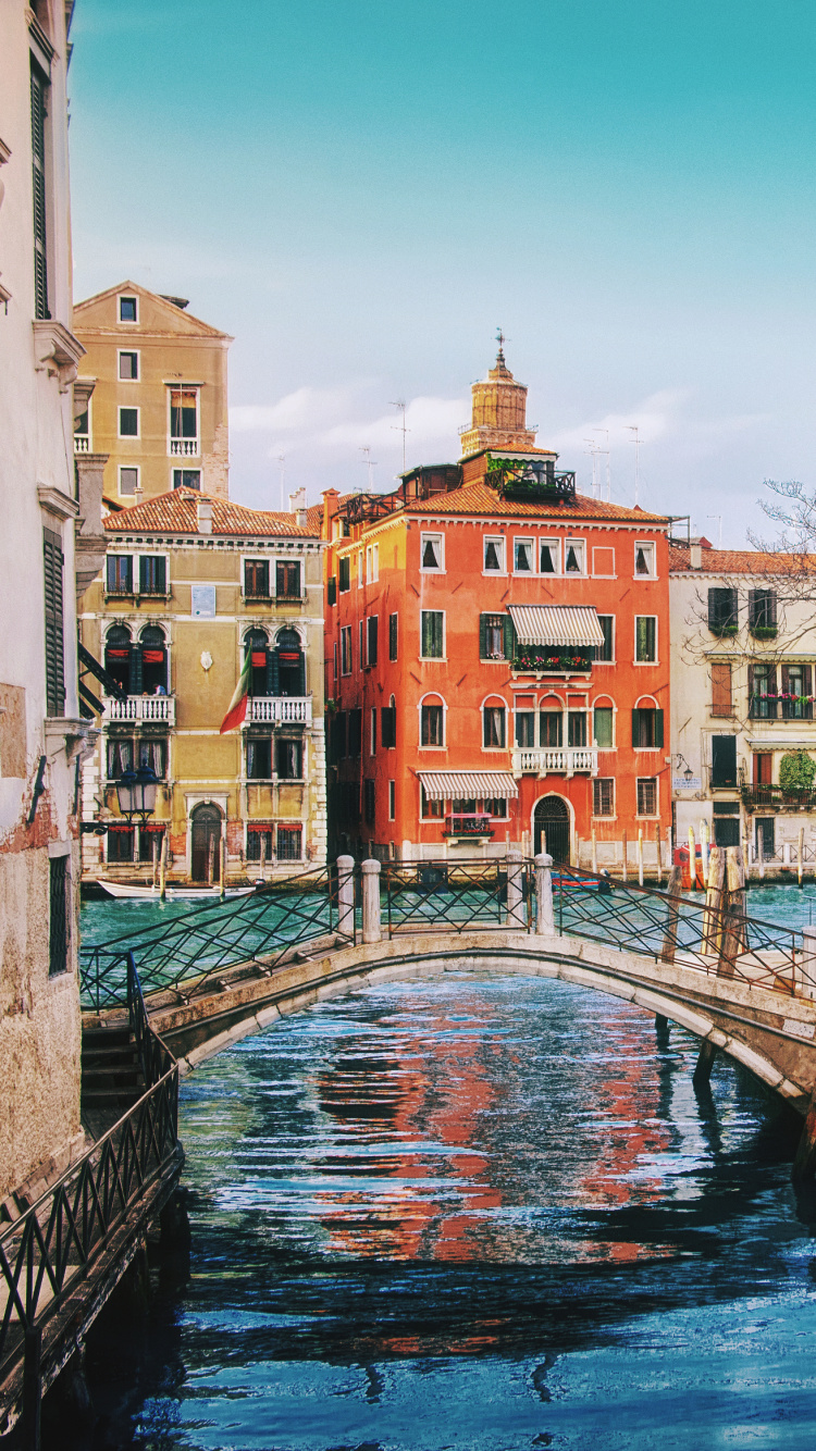 Brown Concrete Building Near River During Daytime. Wallpaper in 750x1334 Resolution
