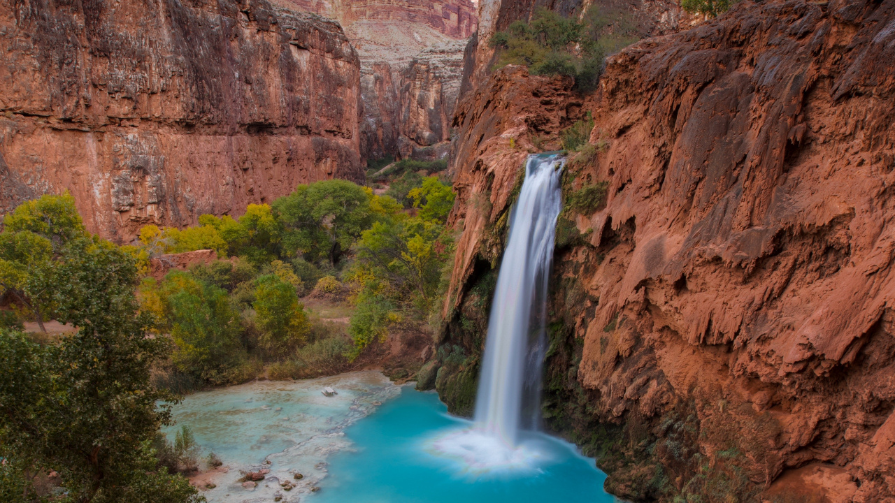 Water Falls on Brown Rocky Mountain. Wallpaper in 1280x720 Resolution