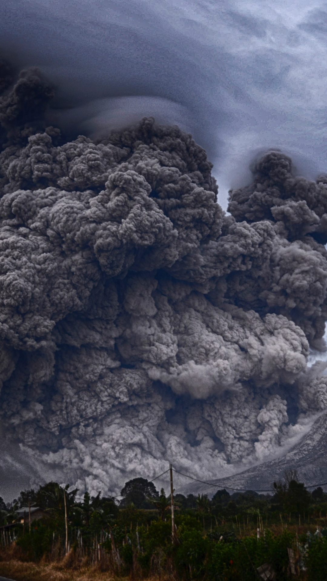 Nubes Blancas Sobre Árboles Verdes y Montañas. Wallpaper in 1080x1920 Resolution