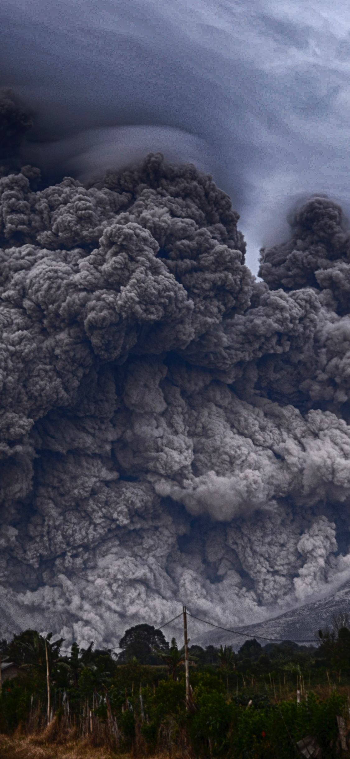 Nubes Blancas Sobre Árboles Verdes y Montañas. Wallpaper in 1125x2436 Resolution