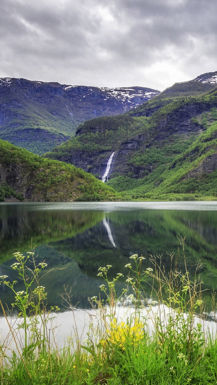 Green and Gray Mountains Under White Cloudy Sky During Daytime. Wallpaper in 720x1280 Resolution