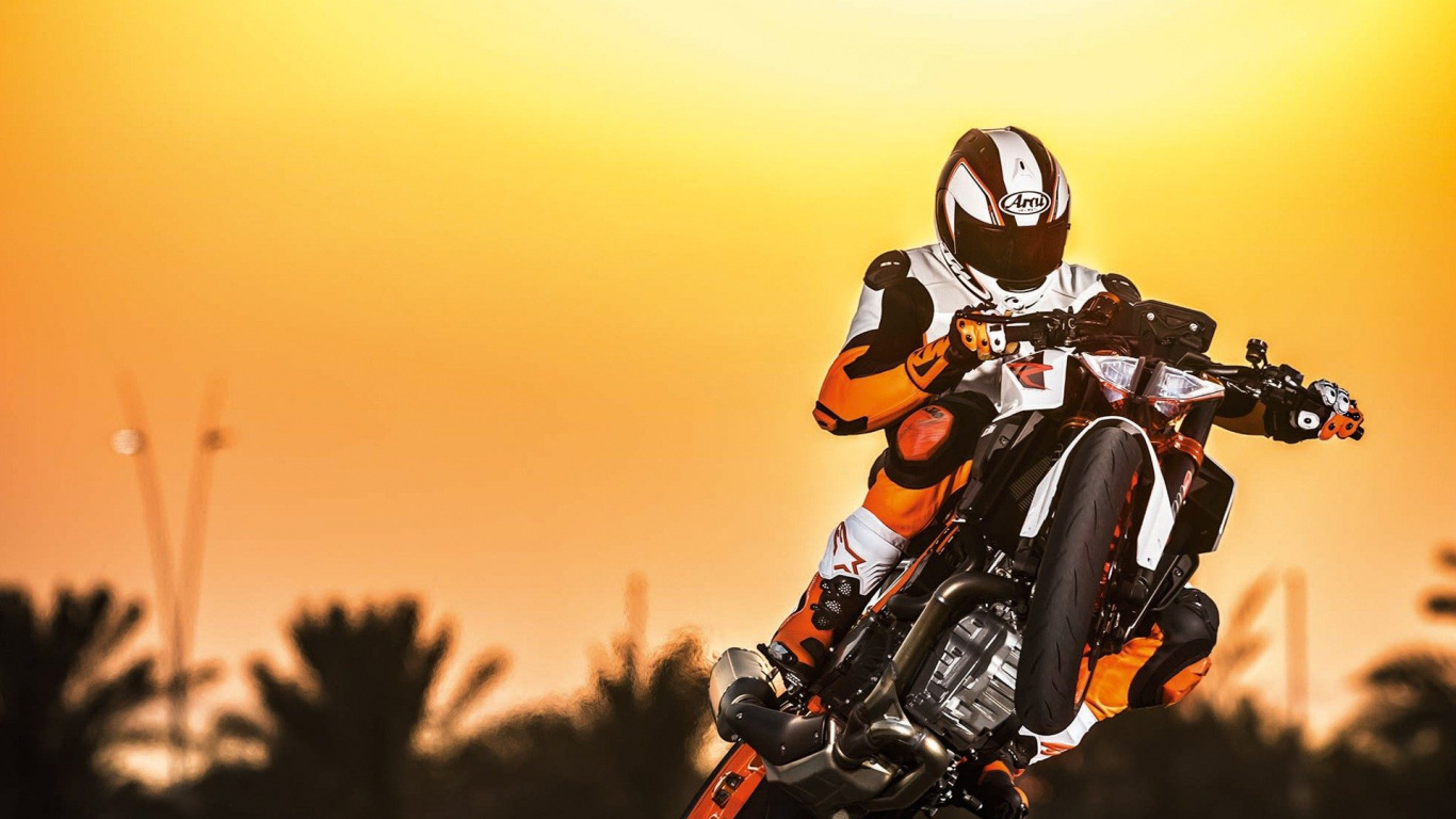 Mann im Orangen Und Schwarzen Motorradanzug, Der Auf Dem Motorrad Fährt. Wallpaper in 1366x768 Resolution