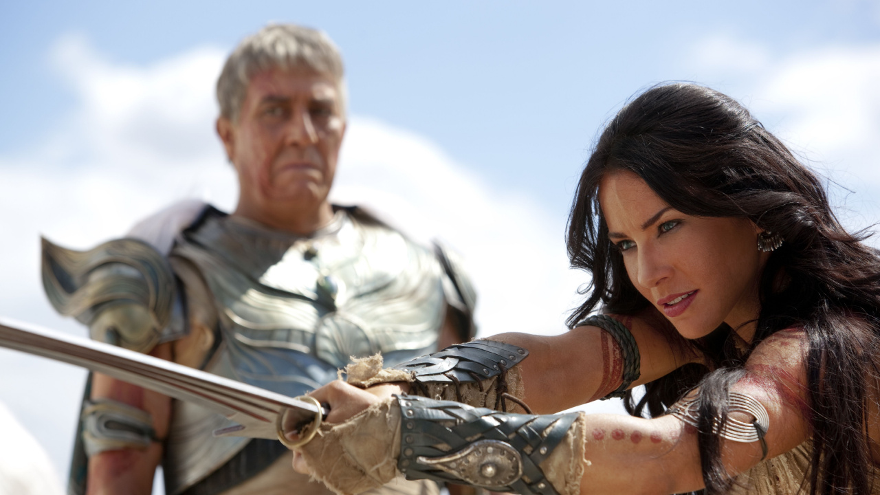 Hombre Con Camisa de Camuflaje Blanco y Negro Sosteniendo Una Espada. Wallpaper in 1280x720 Resolution