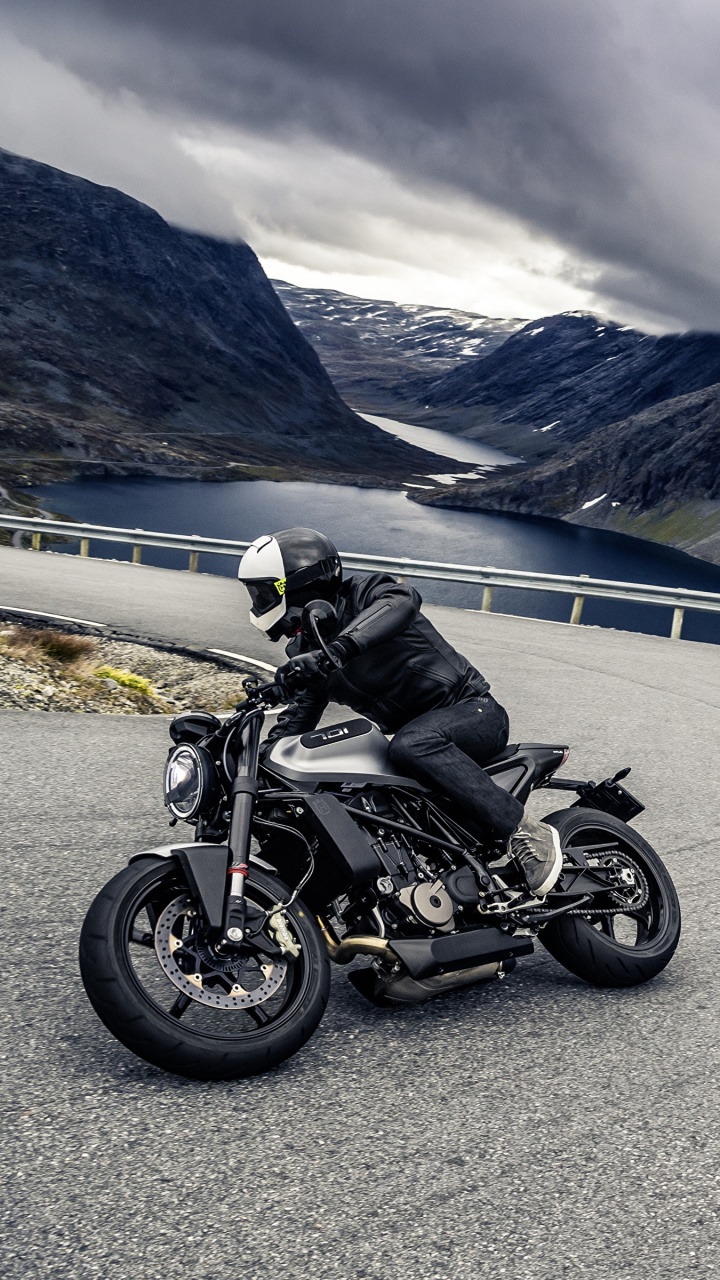 Schwarzes Motorrad Unterwegs in Der Nähe Des Berges Tagsüber During. Wallpaper in 720x1280 Resolution