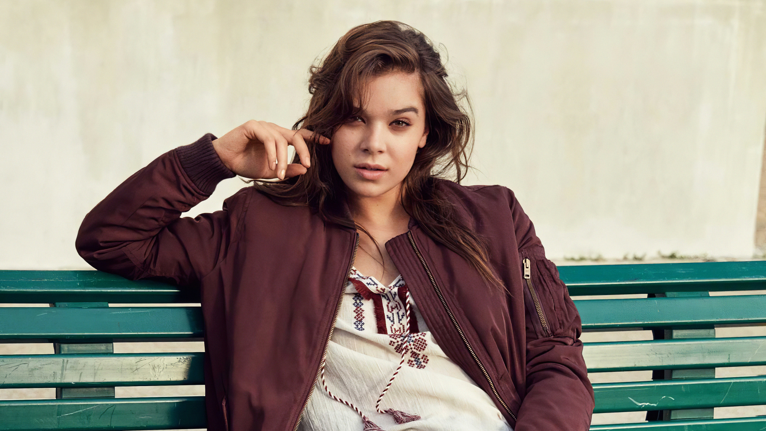 Hailee Steinfeld, Barbilla, Brazo, Manga, Feliz. Wallpaper in 2560x1440 Resolution