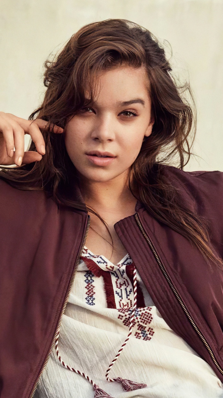 Hailee Steinfeld, Lippe, Kinn, Arm, Mode. Wallpaper in 720x1280 Resolution