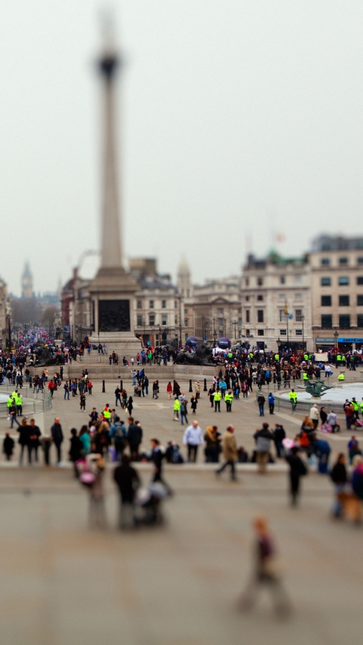 Leute, Die Tagsüber Auf Der Straße Gehen. Wallpaper in 720x1280 Resolution