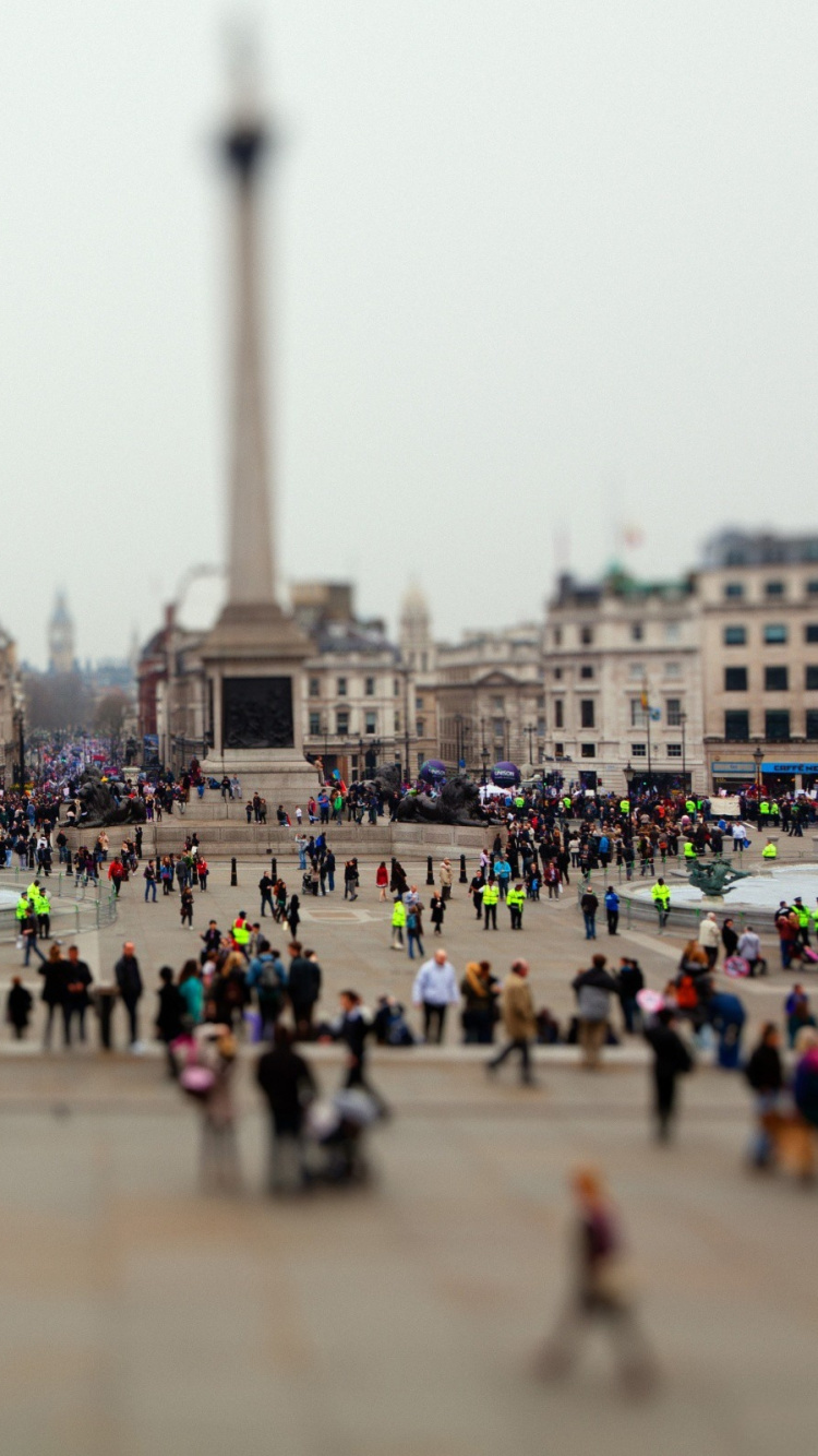 Leute, Die Tagsüber Auf Der Straße Gehen. Wallpaper in 750x1334 Resolution