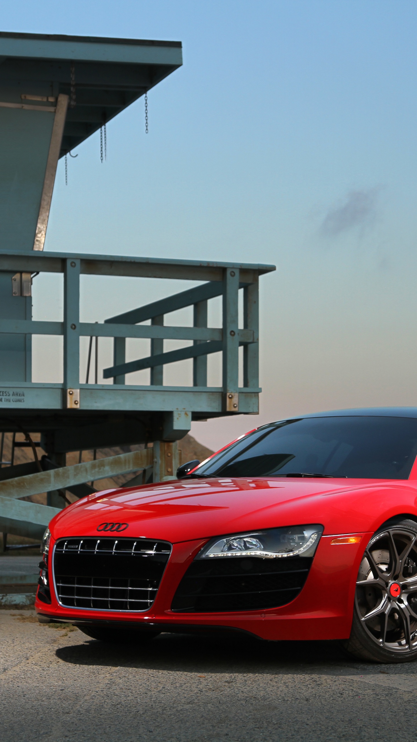 Bmw m 3 Rojo Estacionado Cerca Del Edificio Gris. Wallpaper in 1440x2560 Resolution