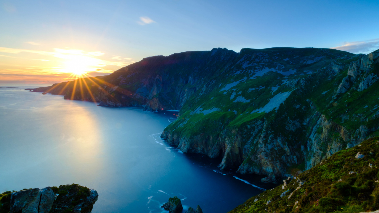 Green and Brown Mountain Beside Body of Water During Daytime. Wallpaper in 1280x720 Resolution