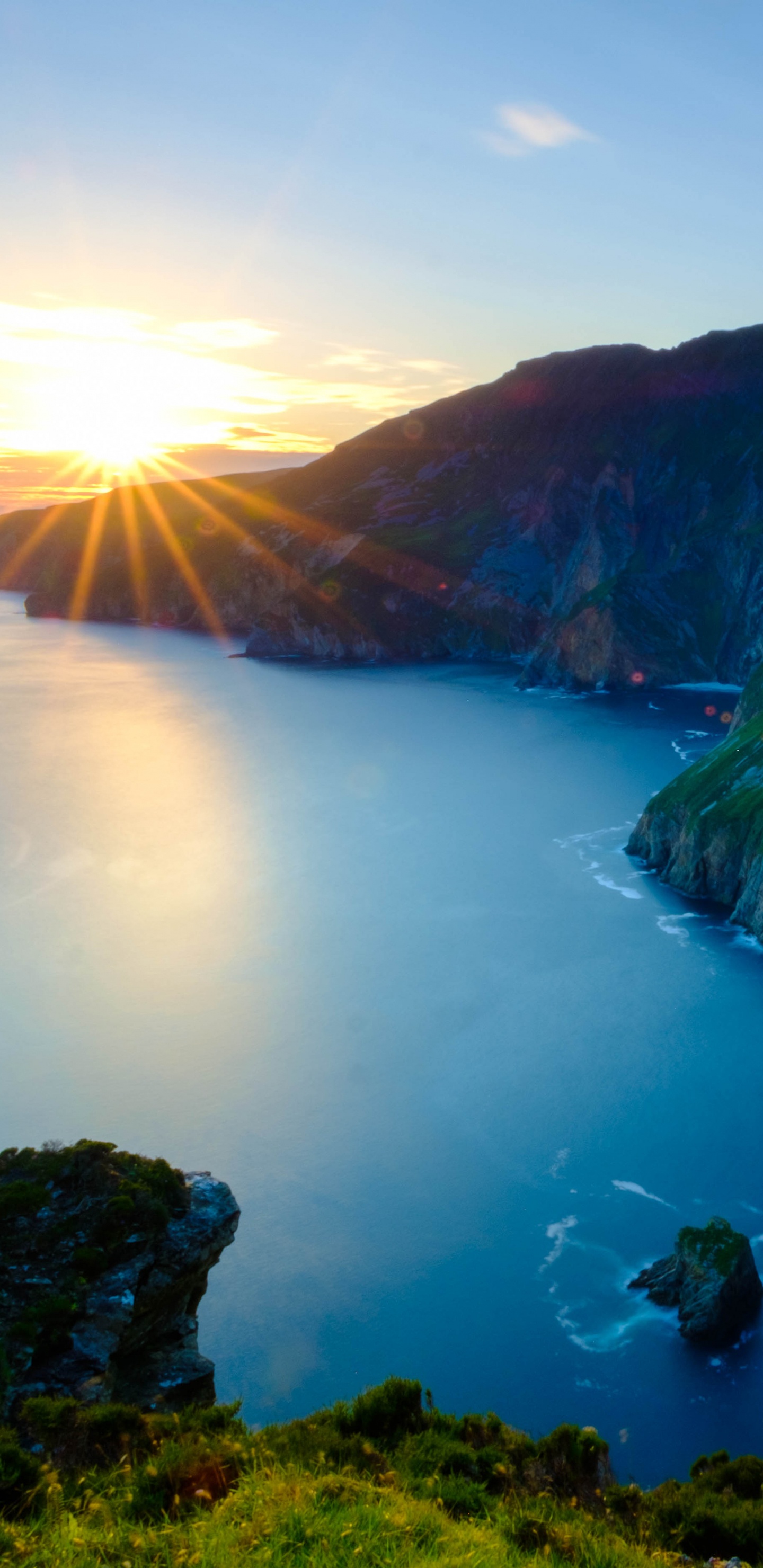 Tagsüber Grüner Und Brauner Berg Neben Einem Gewässer. Wallpaper in 1440x2960 Resolution