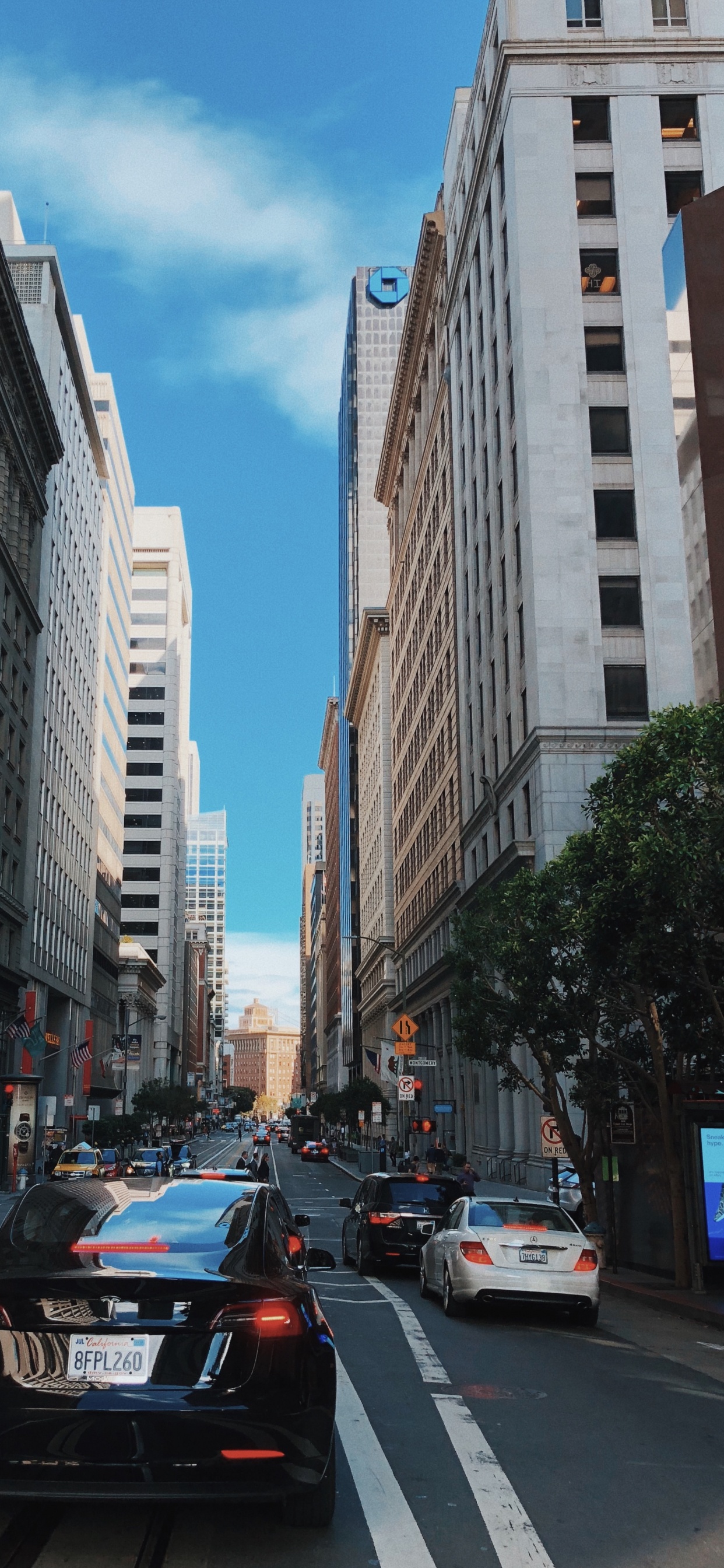 König, Mitte Größe Auto, Road, Nachbarschaft, Infrastruktur. Wallpaper in 1242x2688 Resolution