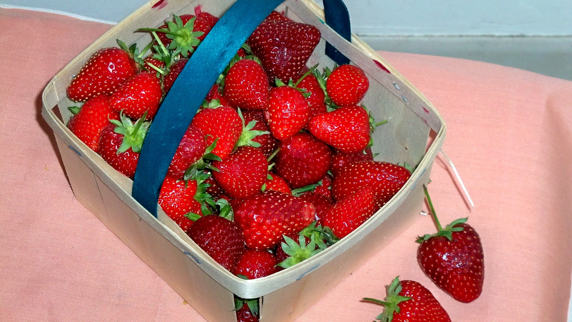 Erdbeeren im Weißen Plastikbehälter. Wallpaper in 1920x1080 Resolution