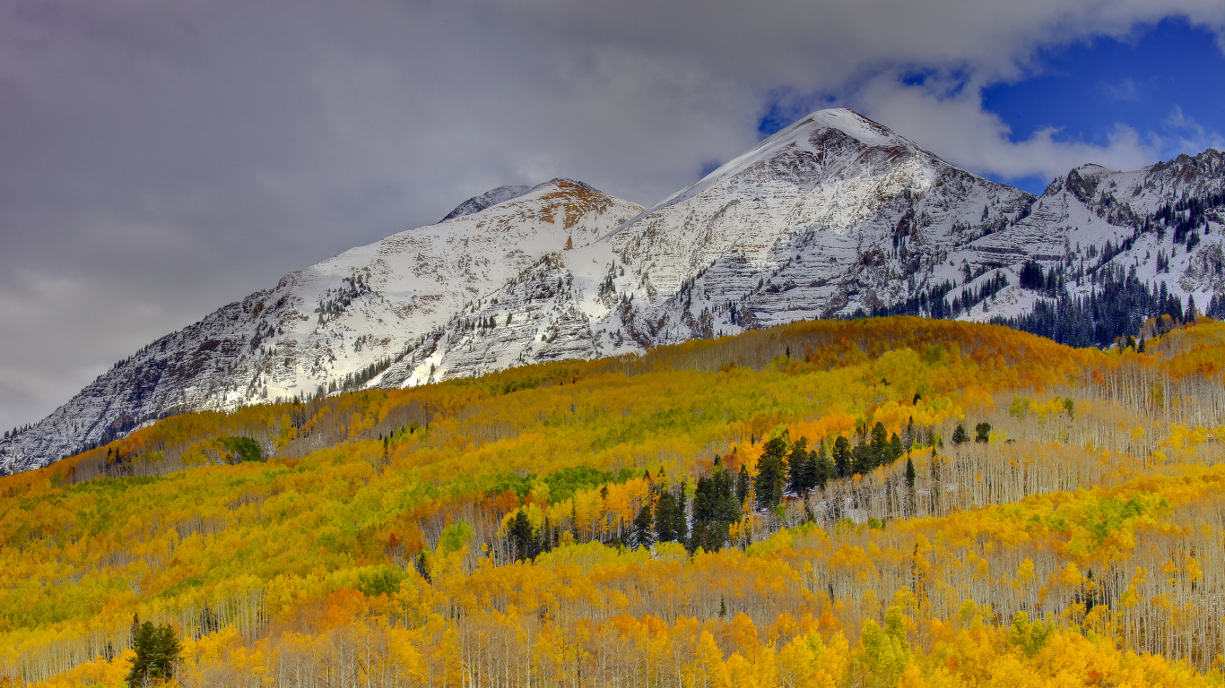 Montagne Couverte de Neige Pendant la Journée. Wallpaper in 1366x768 Resolution