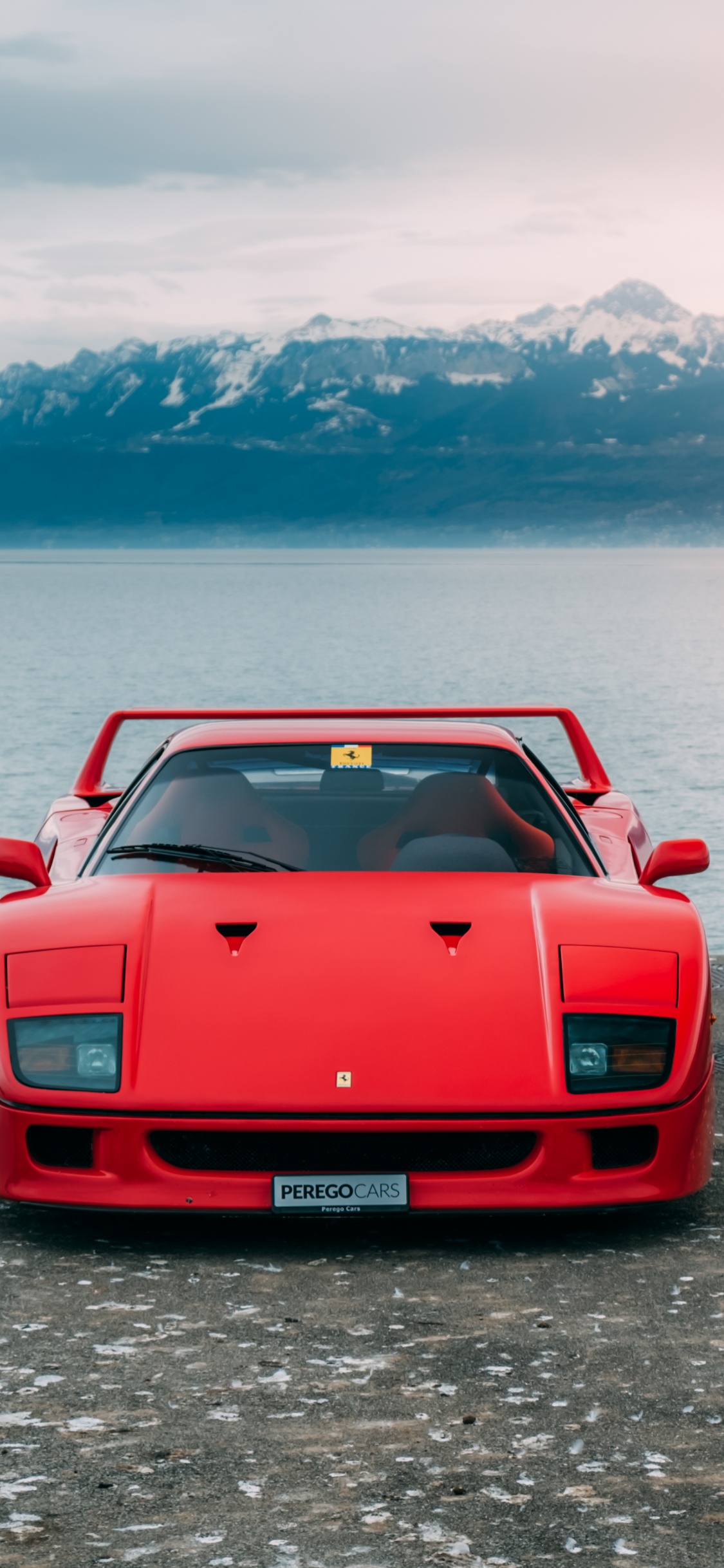 Chevrolet Camaro Rojo en el Muelle Durante el Día. Wallpaper in 1125x2436 Resolution