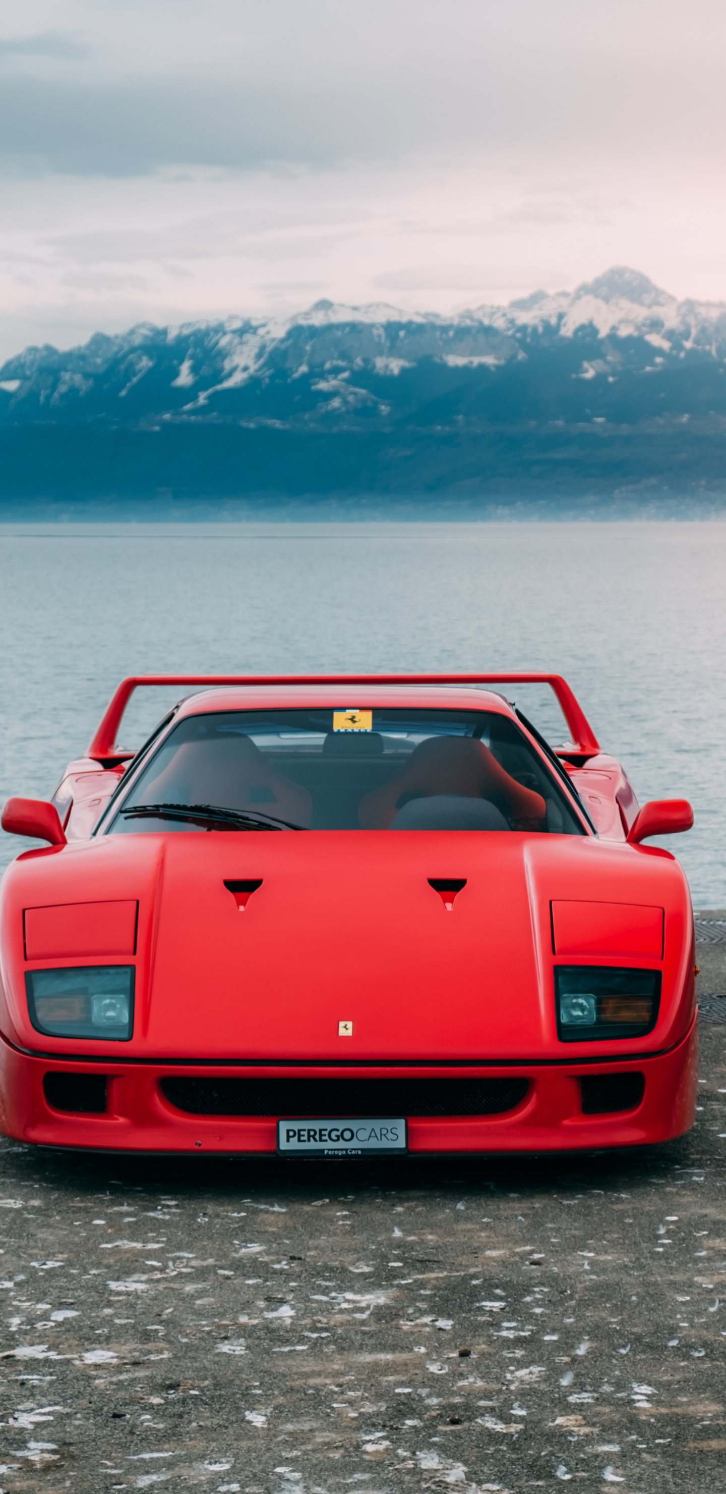 Chevrolet Camaro Rojo en el Muelle Durante el Día. Wallpaper in 1440x2960 Resolution