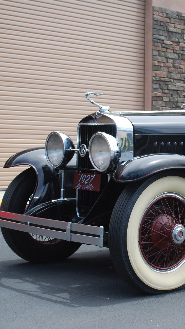 Rot-schwarzer Oldtimer. Wallpaper in 750x1334 Resolution