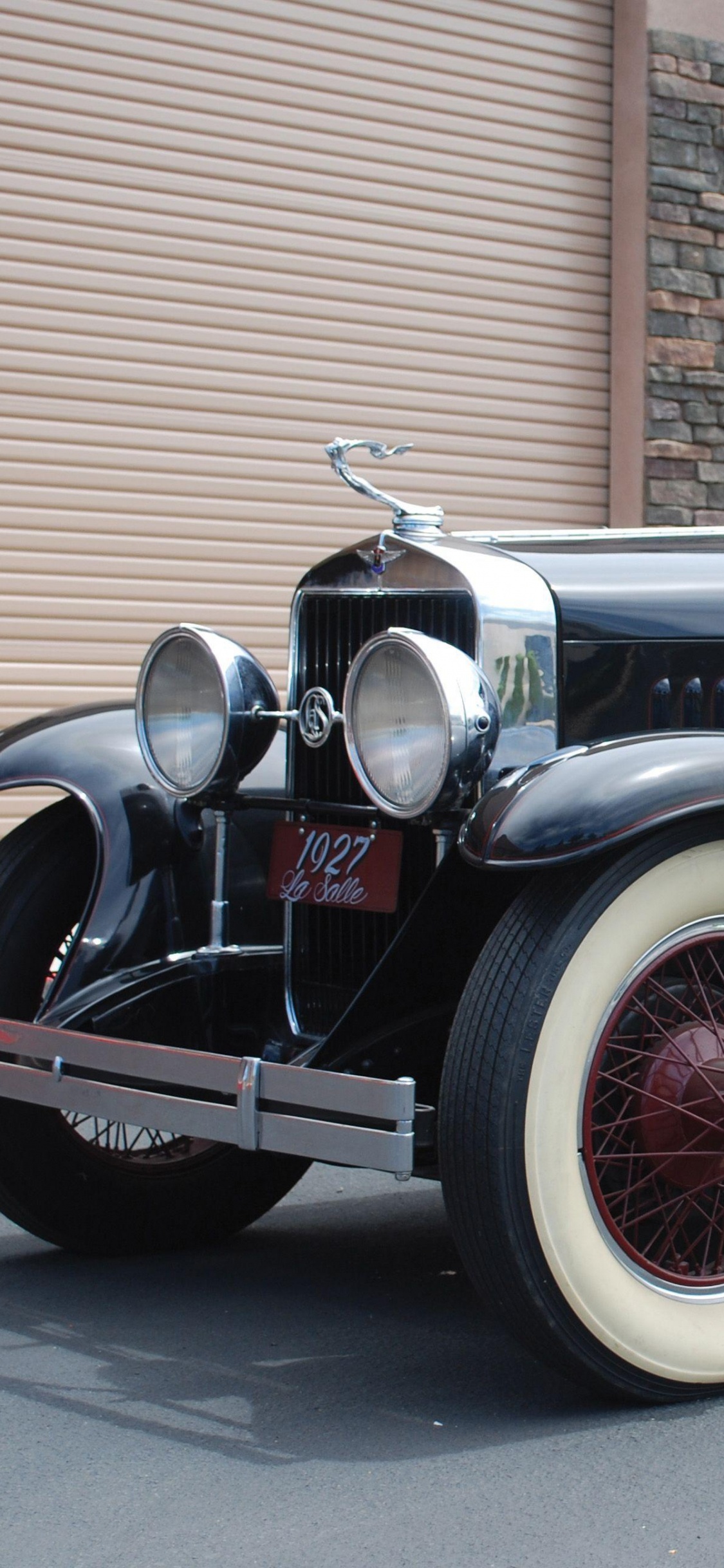 Voiture Vintage Rouge et Noir. Wallpaper in 1125x2436 Resolution