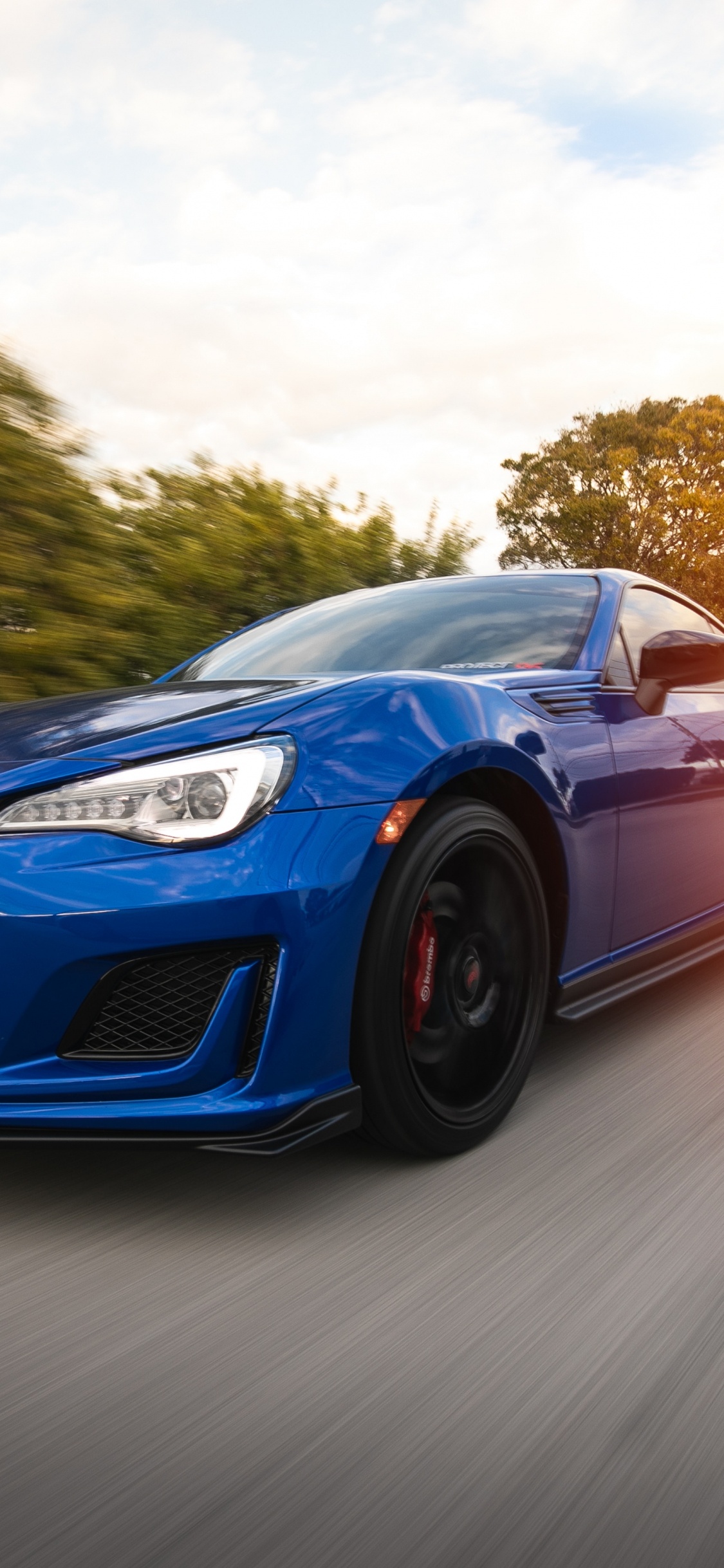Lamborghini Aventador Azul en la Carretera Durante el Día. Wallpaper in 1125x2436 Resolution