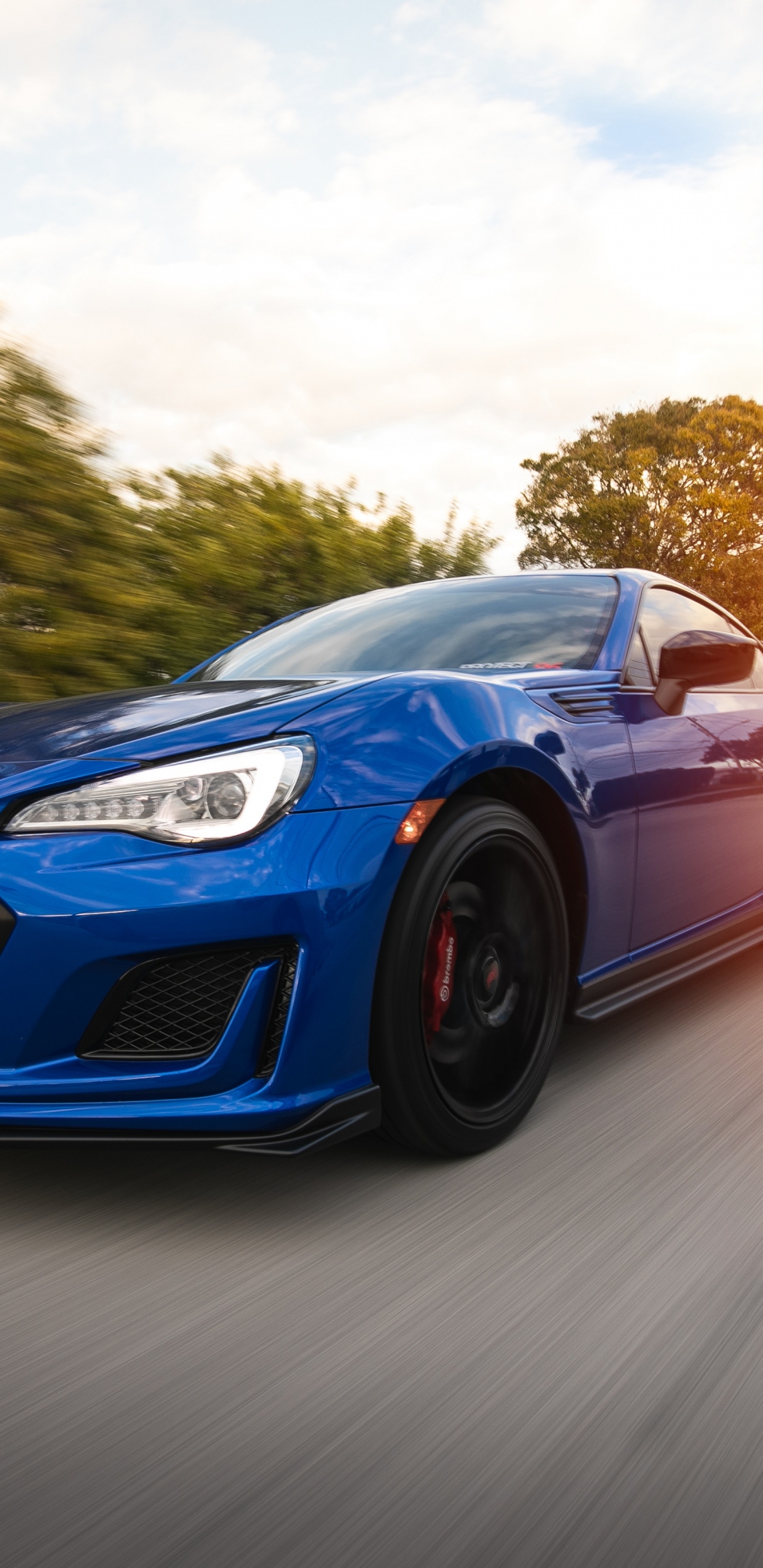 Blue Lamborghini Aventador Sur Route Pendant la Journée. Wallpaper in 1440x2960 Resolution