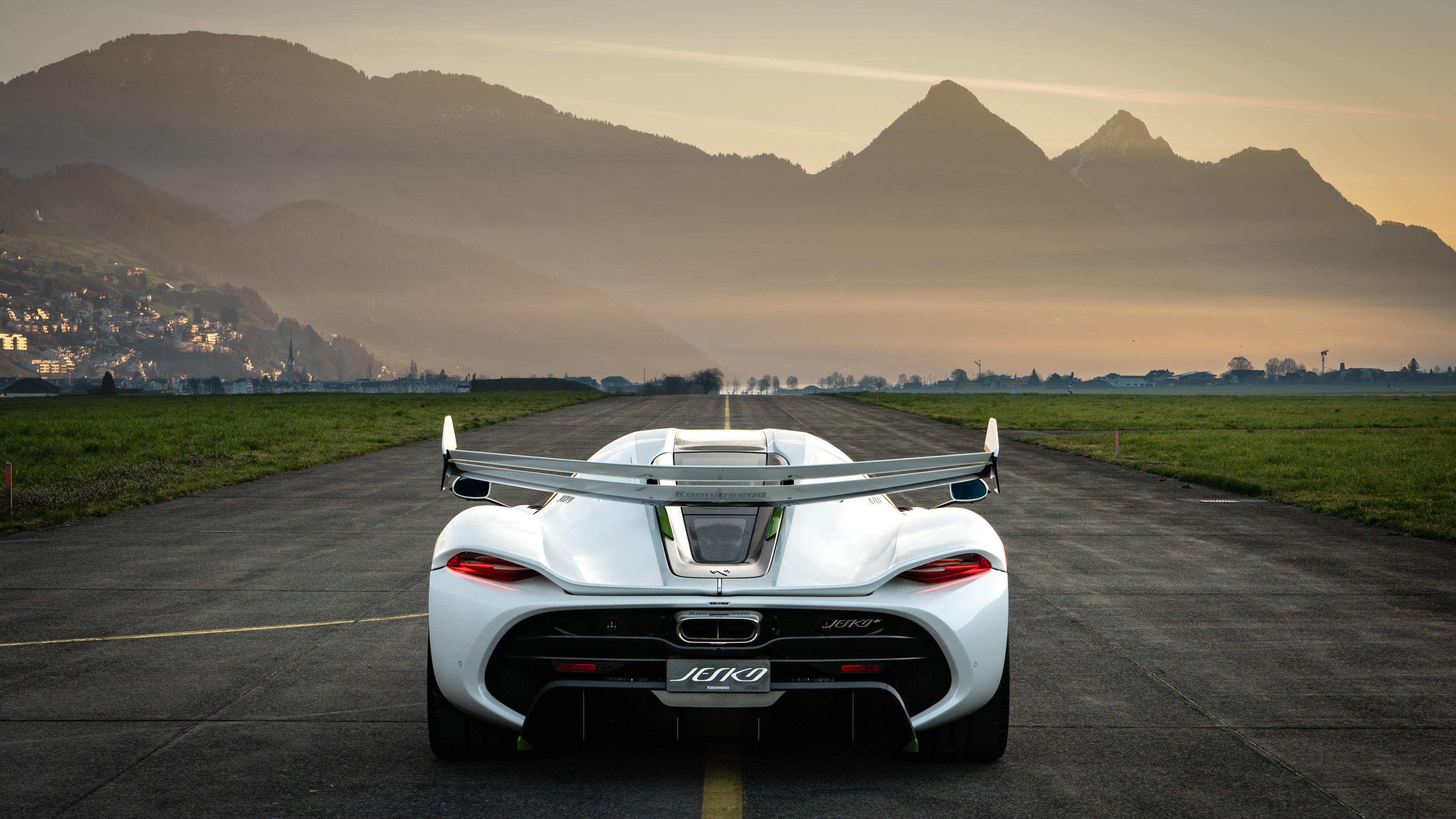 Porsche 911 Blanche Sur Route Pendant la Journée. Wallpaper in 3840x2160 Resolution