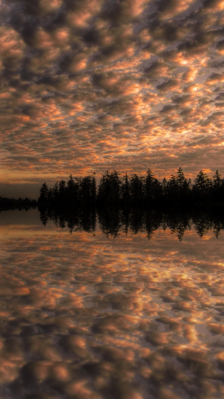 Plan D'eau Sous un Ciel Nuageux au Coucher du Soleil. Wallpaper in 720x1280 Resolution