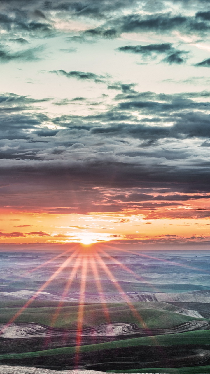 Grüne Wiese in Der Nähe Von Meer Unter Bewölktem Himmel Während Des Sonnenuntergangs. Wallpaper in 720x1280 Resolution