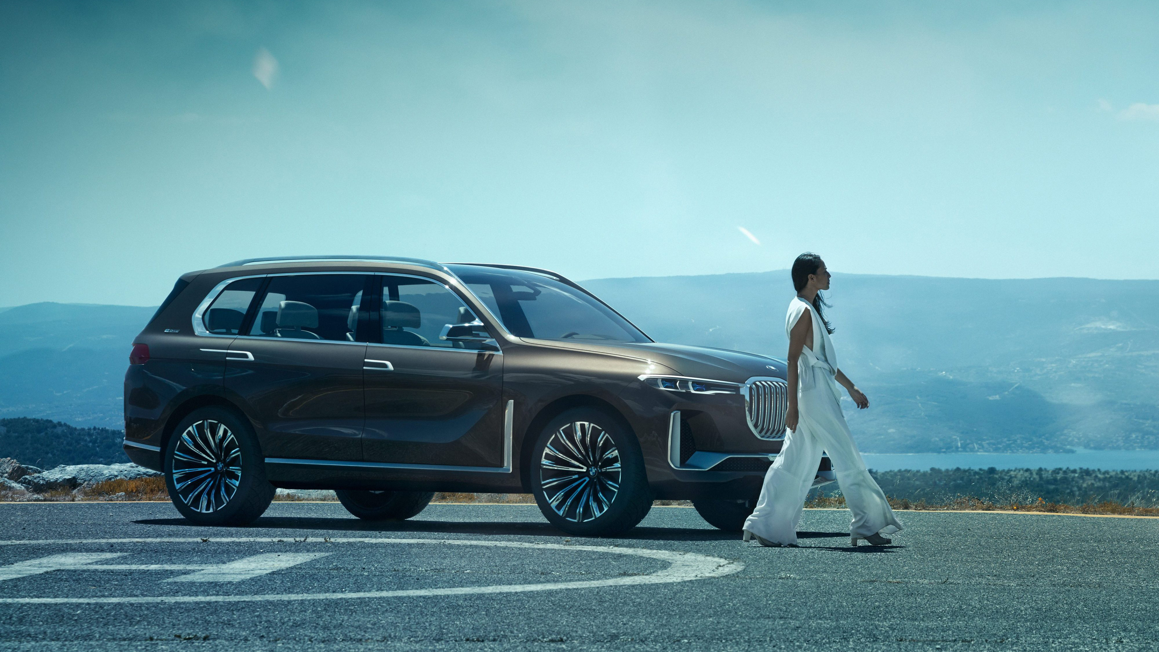 Mann in Weißem T-Shirt Und Weißer Hose, Der Tagsüber Neben Einem Schwarzen Geländewagen Steht. Wallpaper in 3840x2160 Resolution