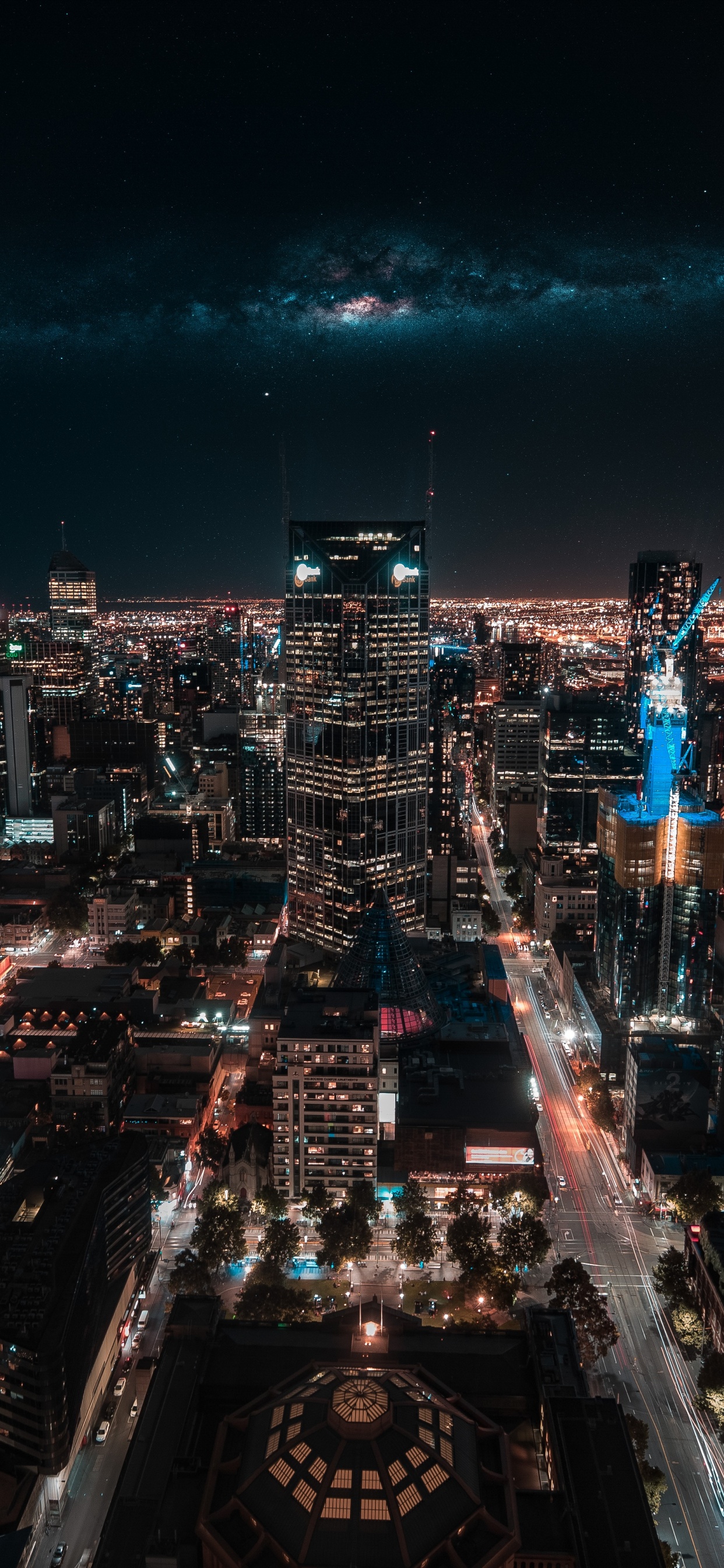 Vue Aérienne Des Bâtiments de la Ville Pendant la Nuit. Wallpaper in 1242x2688 Resolution