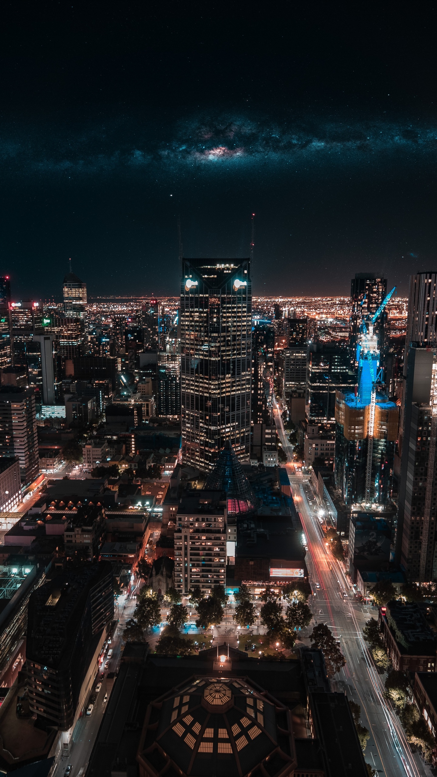Vue Aérienne Des Bâtiments de la Ville Pendant la Nuit. Wallpaper in 1440x2560 Resolution