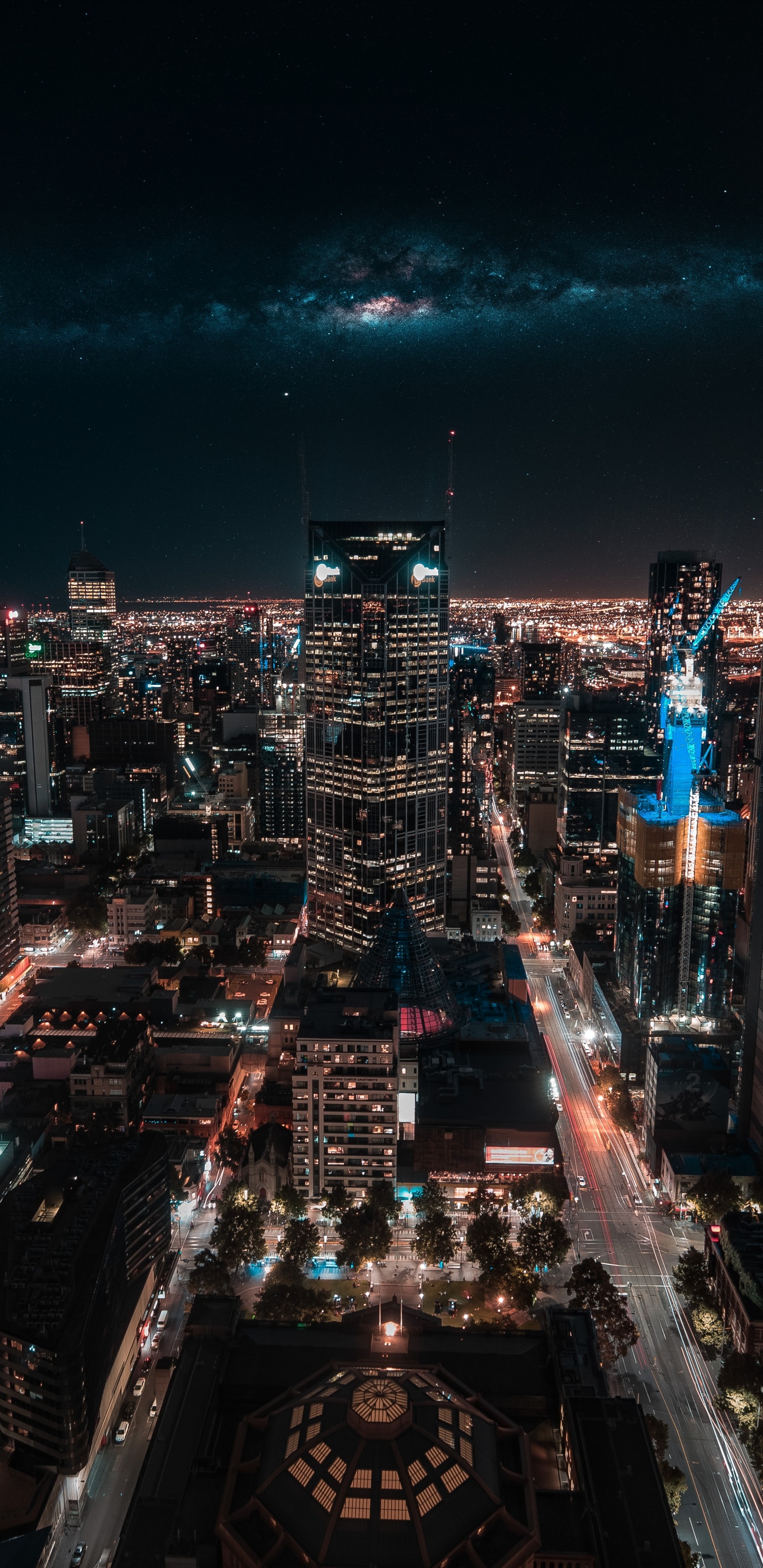 Vue Aérienne Des Bâtiments de la Ville Pendant la Nuit. Wallpaper in 1440x2960 Resolution