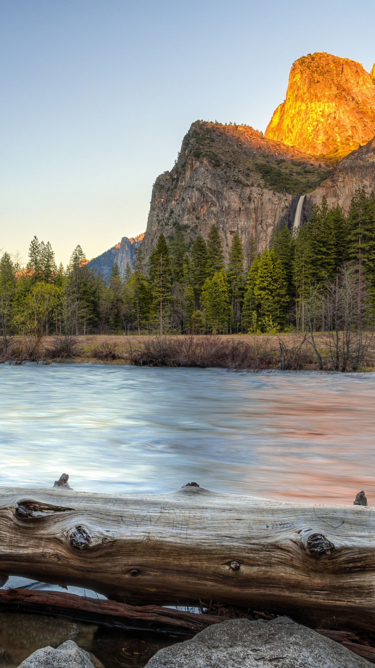 Montagne Rocheuse Brune à Côté de la Rivière Pendant la Journée. Wallpaper in 750x1334 Resolution