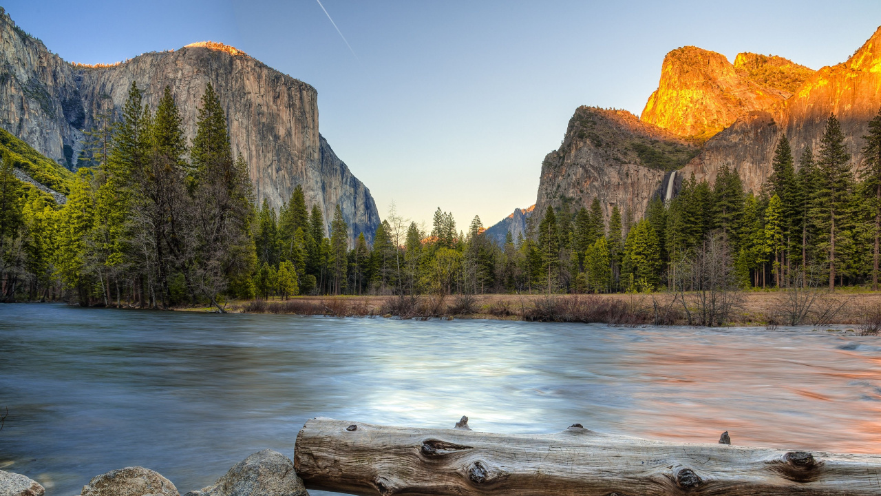 Brown Rocky Mountain Beside River During Daytime. Wallpaper in 1280x720 Resolution