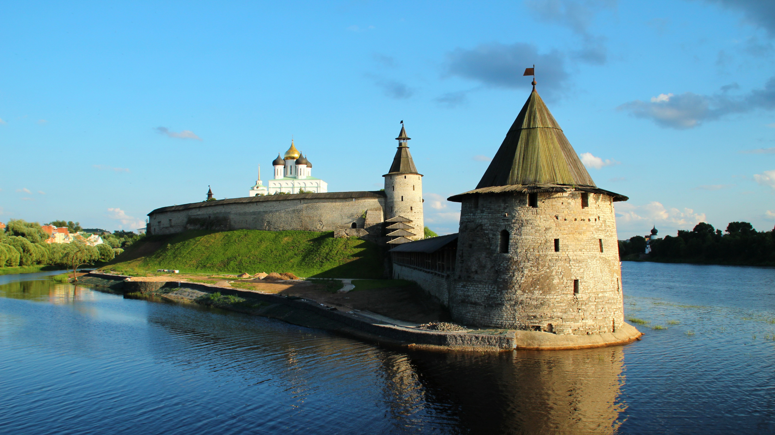 Braunes Betongebäude in Der Nähe Des Flusses Tagsüber. Wallpaper in 2560x1440 Resolution