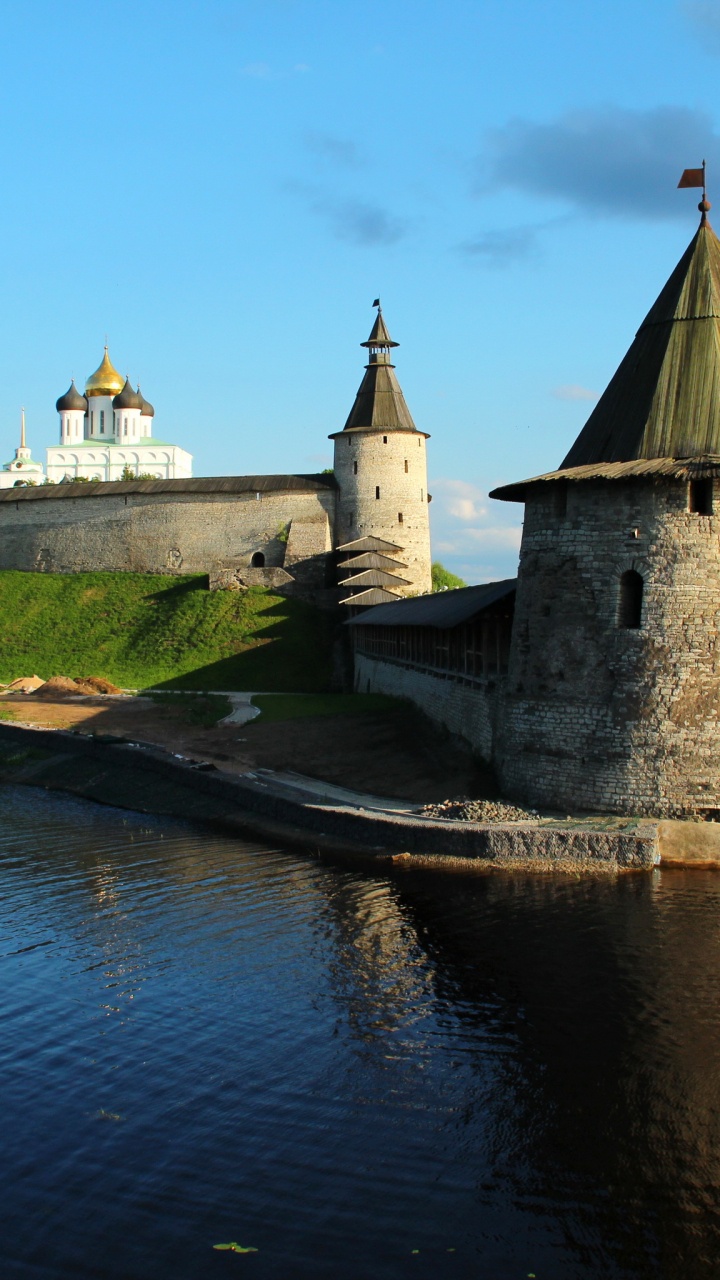 Braunes Betongebäude in Der Nähe Des Flusses Tagsüber. Wallpaper in 720x1280 Resolution