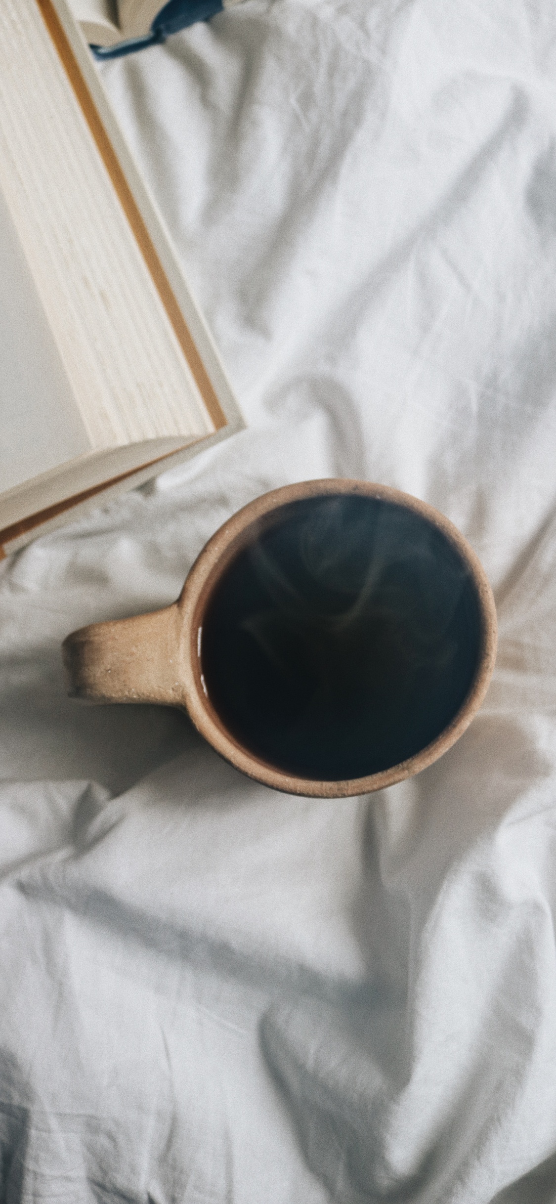 Mug en Céramique Blanche Sur Textile Blanc. Wallpaper in 1125x2436 Resolution